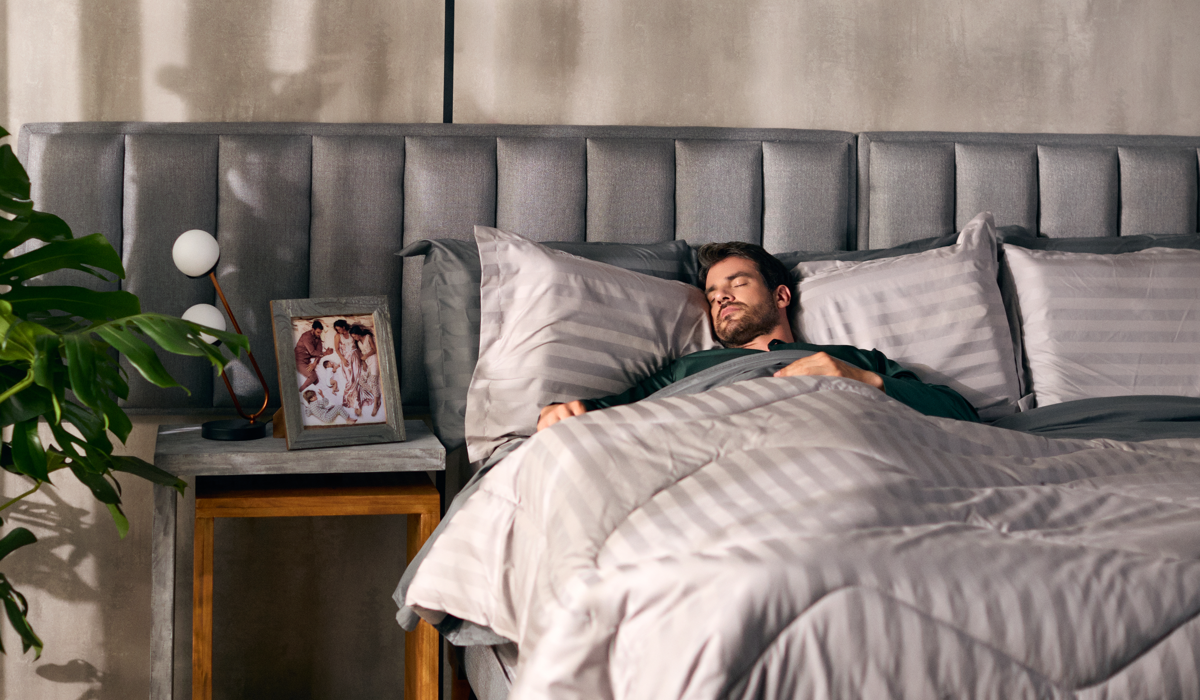 Homem dormindo em uma cama confortável, ilustrando etapas para combater a insonia e melhorar a qualidade do sono