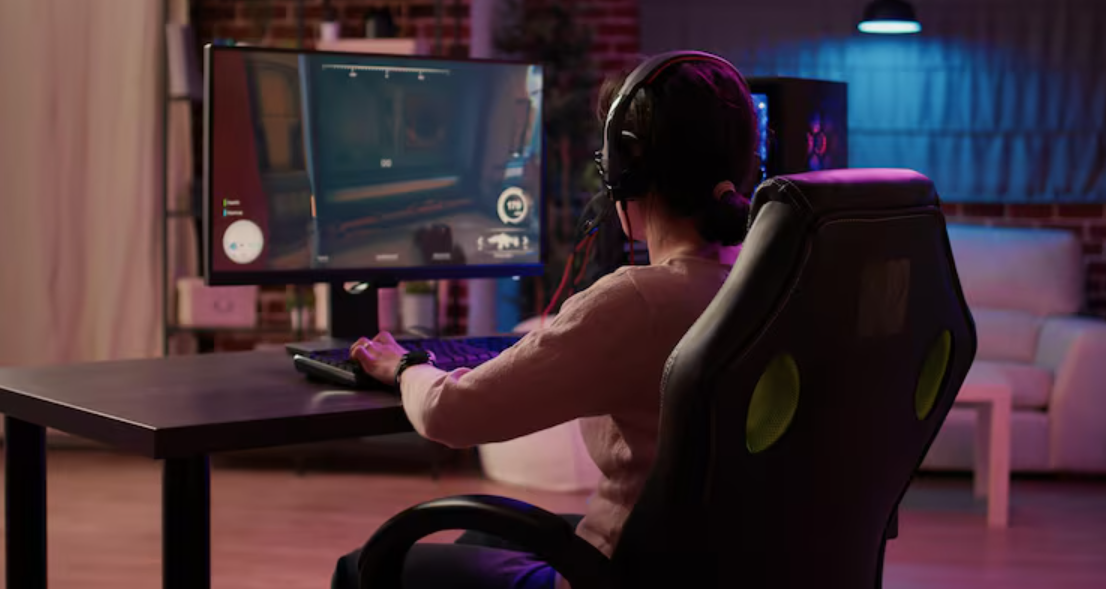 Pessoa jogando no computador durante a noite, ilustrando as consequencias de trocar dia pela noite na rotina de sono