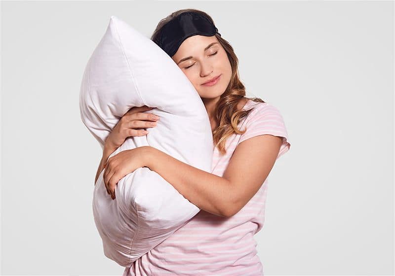 Mulher abraçando travesseiro