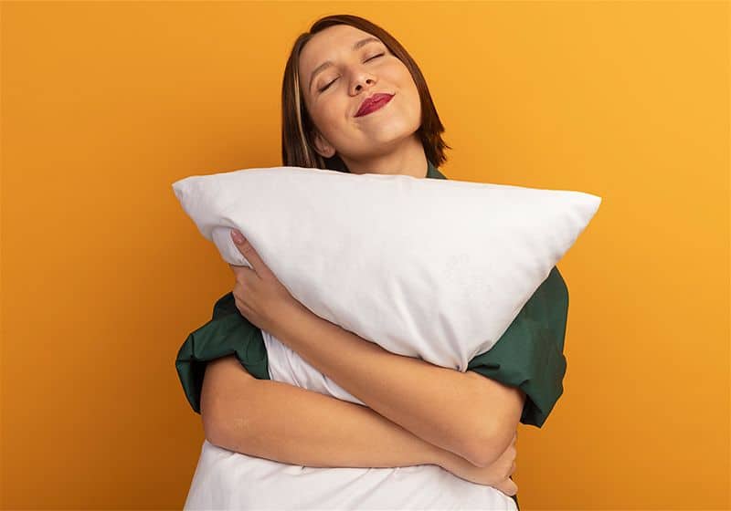 Mulher segurando almofada confortável