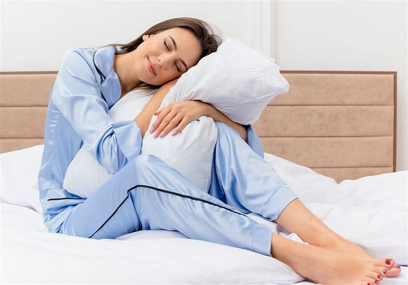 Mulher com um travesseiro confortável