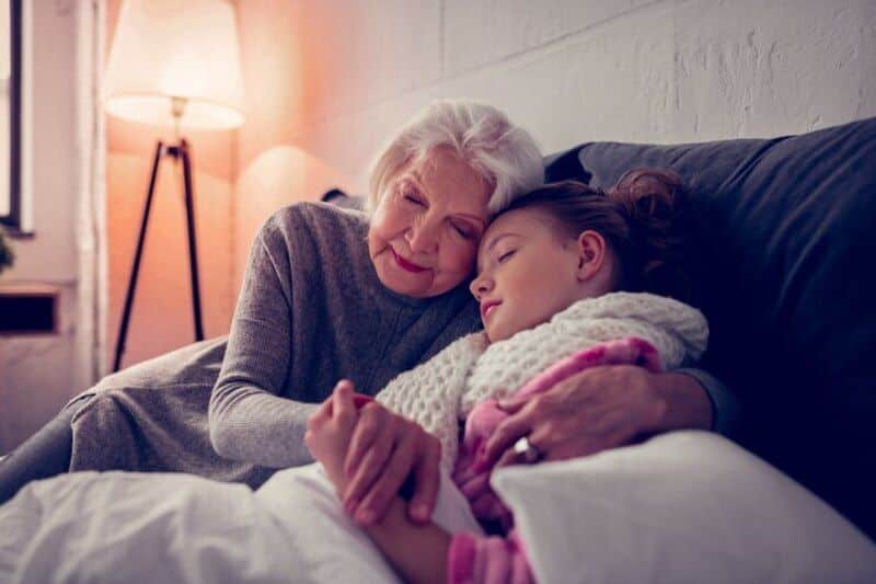 garota e avó dormem abraçadas no frio