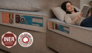 Colchão com selos INER e Pró-Espuma em destaque, ilustrando certificação de qualidade, segurança e confiança para o consumidor.