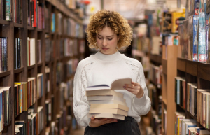 Mulher lendo em uma livraria