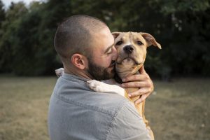 Homem abraçando seu animal de estimação