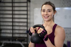 Mulher se exercitando na academia