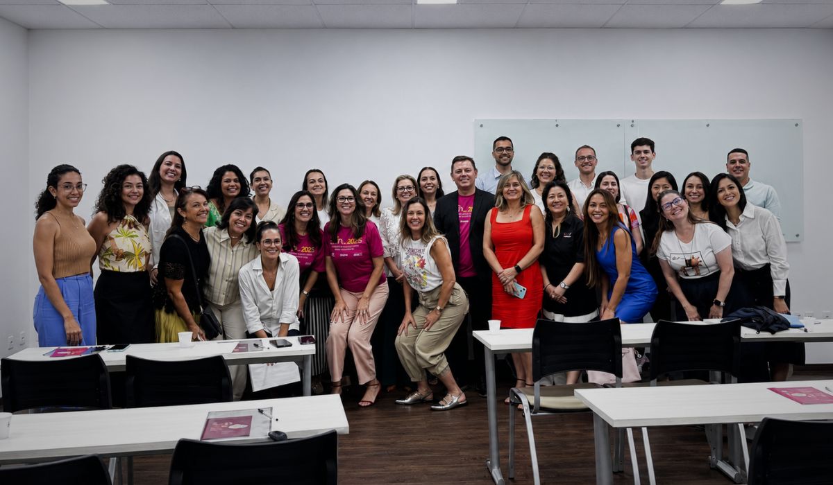 Grupo de pessoas reunidas em evento sobre sono, ilustrando o Dia Mundial do Sono, sua data e a importância da conscientização sobre dormir bem.