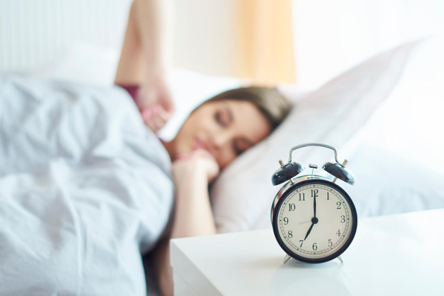 Mulher descansando com travesseiro, mostrando complementos para dormir melhor