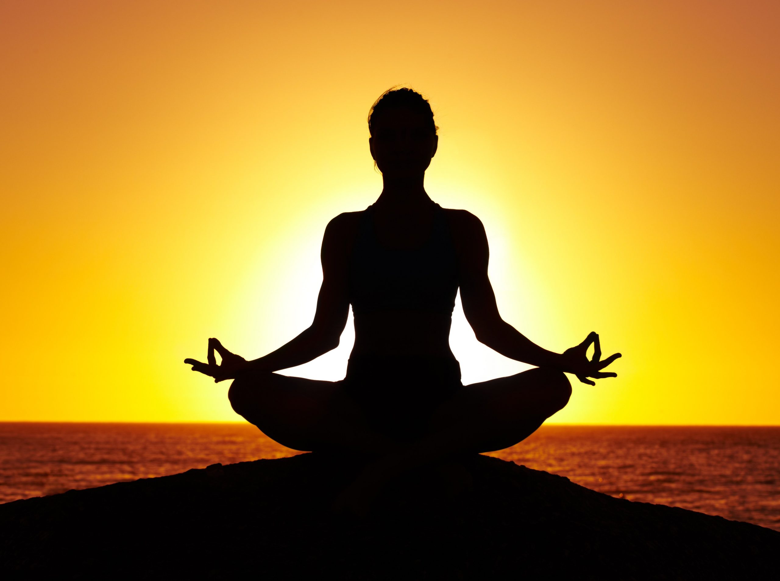 Praticar yoga antes de dormir ajuda a relaxar corpo e mente, promovendo noites de sono mais tranquilas e restauradoras.