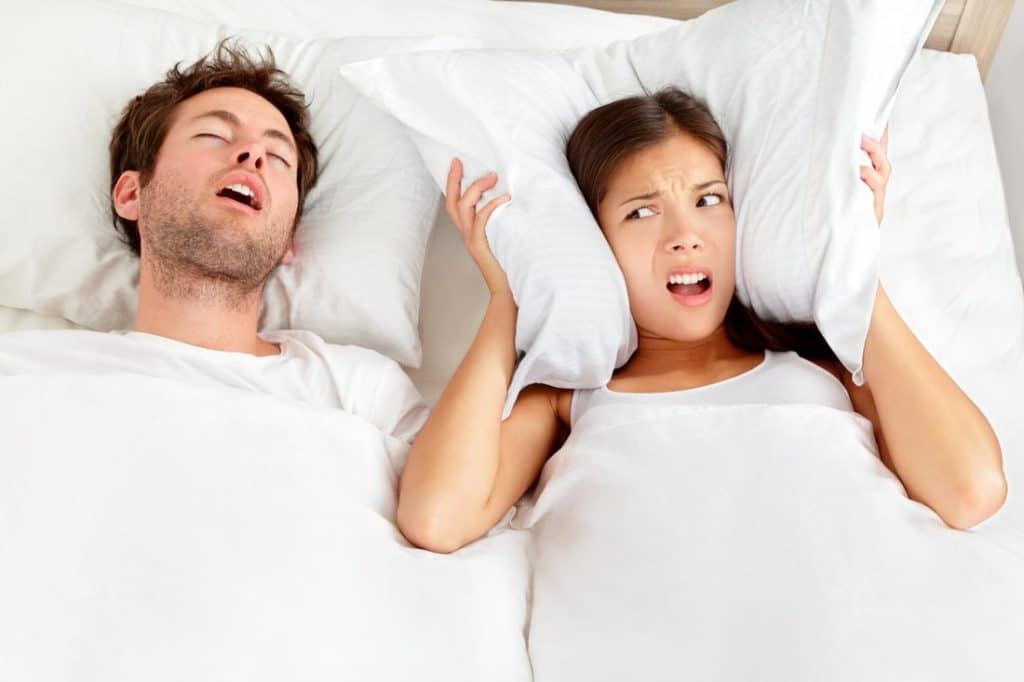 O ronco pode atrapalhar não apenas o descanso de quem dorme, mas também de quem está ao lado. Entender suas causas é o primeiro passo para noites mais tranquilas.