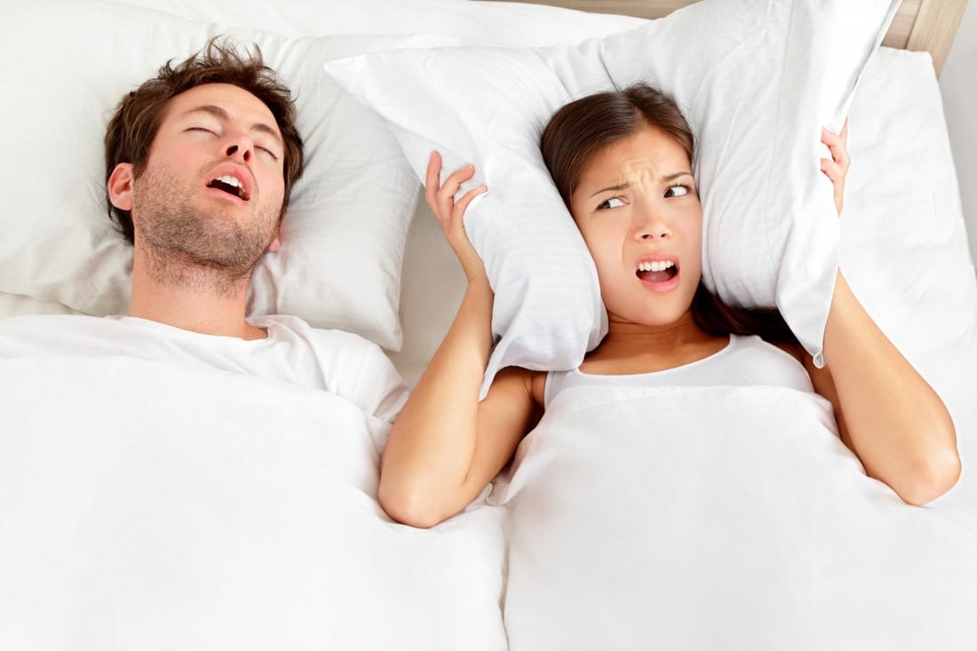 O ronco pode atrapalhar não apenas o descanso de quem dorme, mas também de quem está ao lado. Entender suas causas é o primeiro passo para noites mais tranquilas.