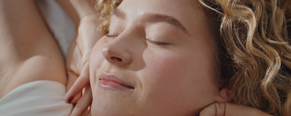 Sono da beleza em ação: noites bem dormidas renovam a pele, relaxam os traços e recuperam as energias.