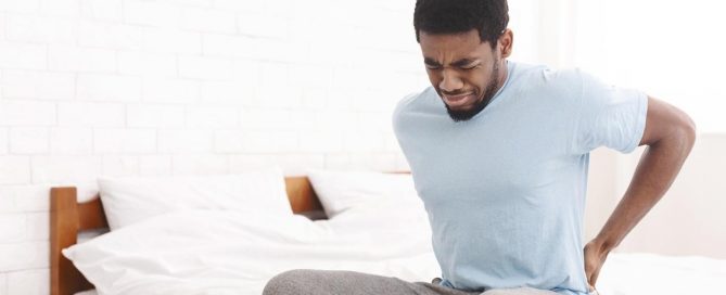 Acordar com dores no corpo é mais comum do que parece — e pode estar ligado à posição de dormir, ao colchão ou até ao estresse do dia a dia.