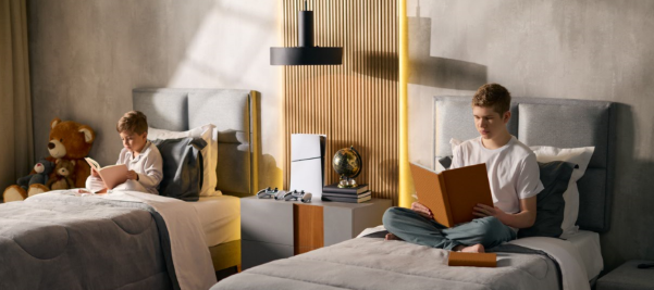 Crianças sentadas em camas individuais lendo livros em quarto moderno, com colchões confortáveis e ambiente bem iluminado.