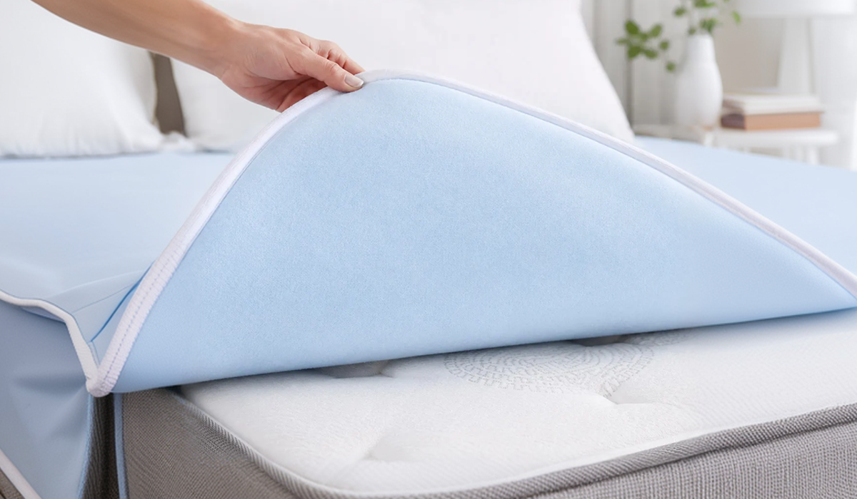 Pessoa colocando topper de espuma sobre colchão, ilustrando como melhorar o conforto da cama sem trocar o colchão.